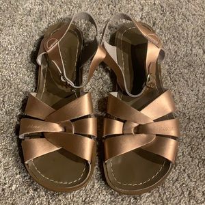 Saltwater Sandals Rose Gold, Big Kid 7 (W9)